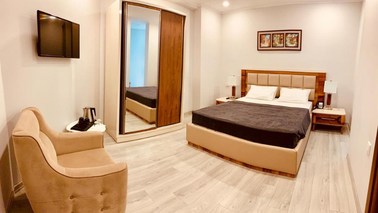 Hotel Tsereteli Palace Батуми Екстериор снимка