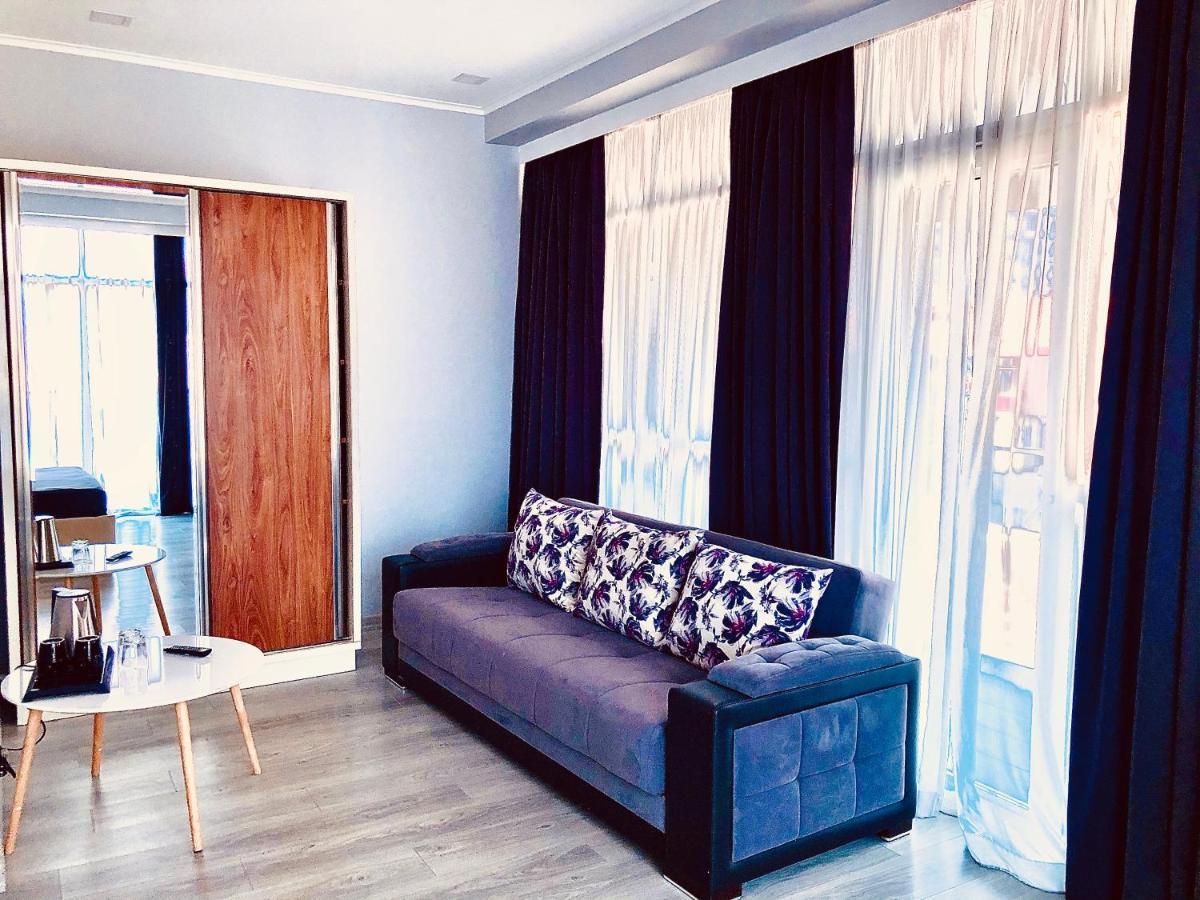 Hotel Tsereteli Palace Батуми Екстериор снимка